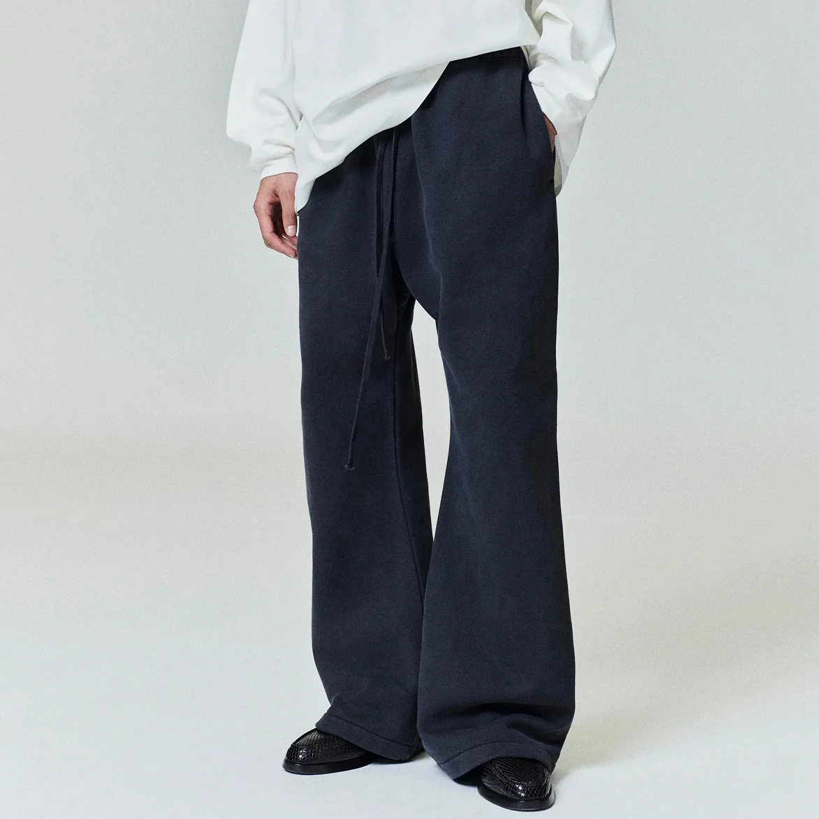 HEAVY FLEECE FLARE SWEATPANT - VINTAGE BLACK - Image 6