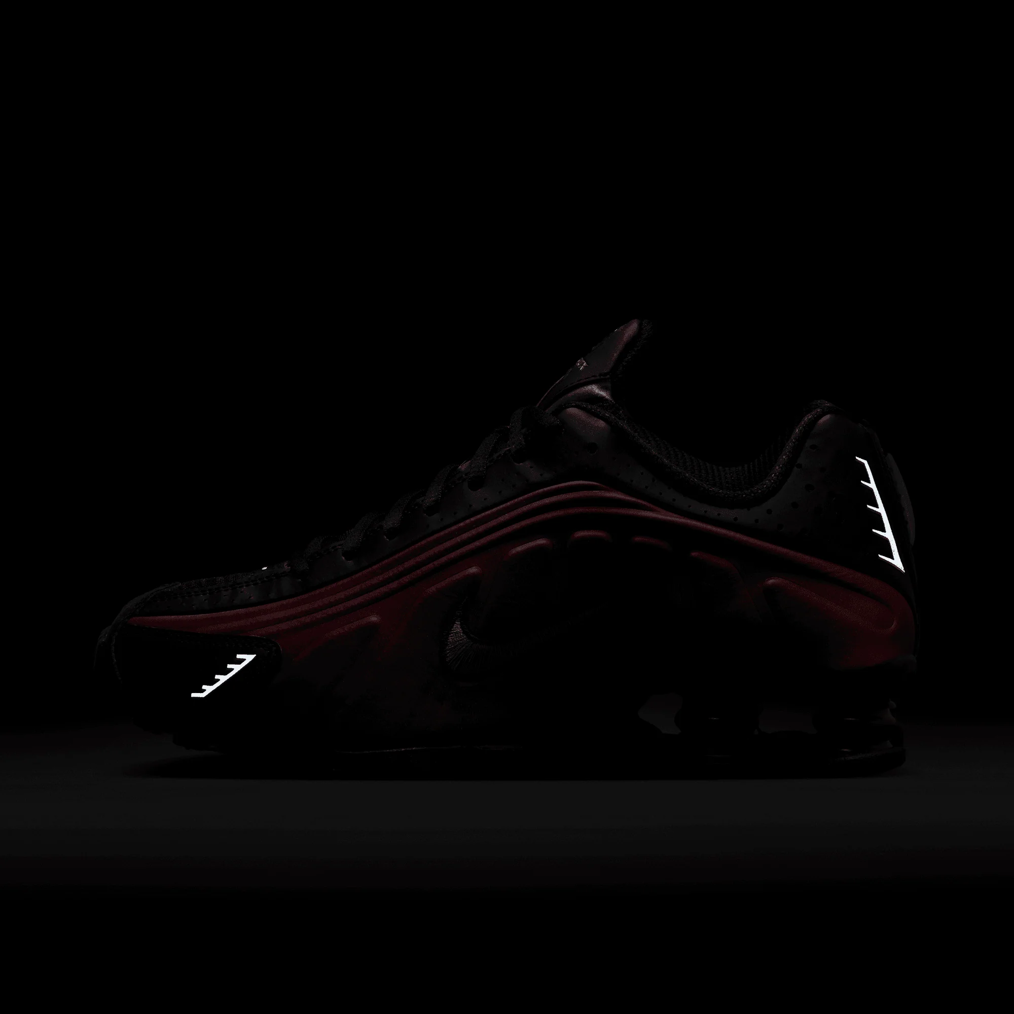 WMNS SHOX R4 - BLACK / TEAM RED - Image 9