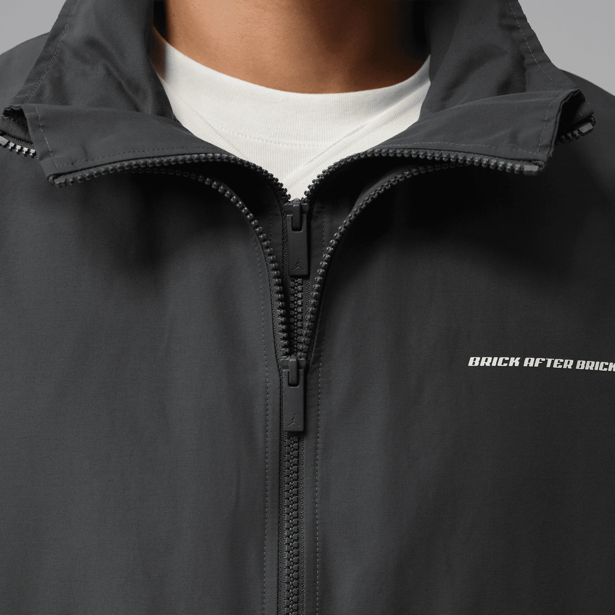 BIKE AIR X NIGEL SYLVESTER X JORDAN "BRICK AFTER BRICK" 1/2 ZIP JACKET - ANTHRACITE - Image 5