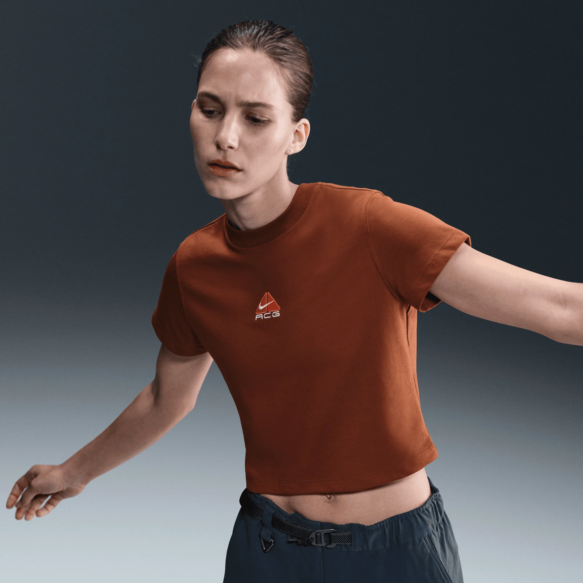 WMNS ACG DRI-FIT CROPPED TEE - CINNAMON / PICANTE RED - Image 6