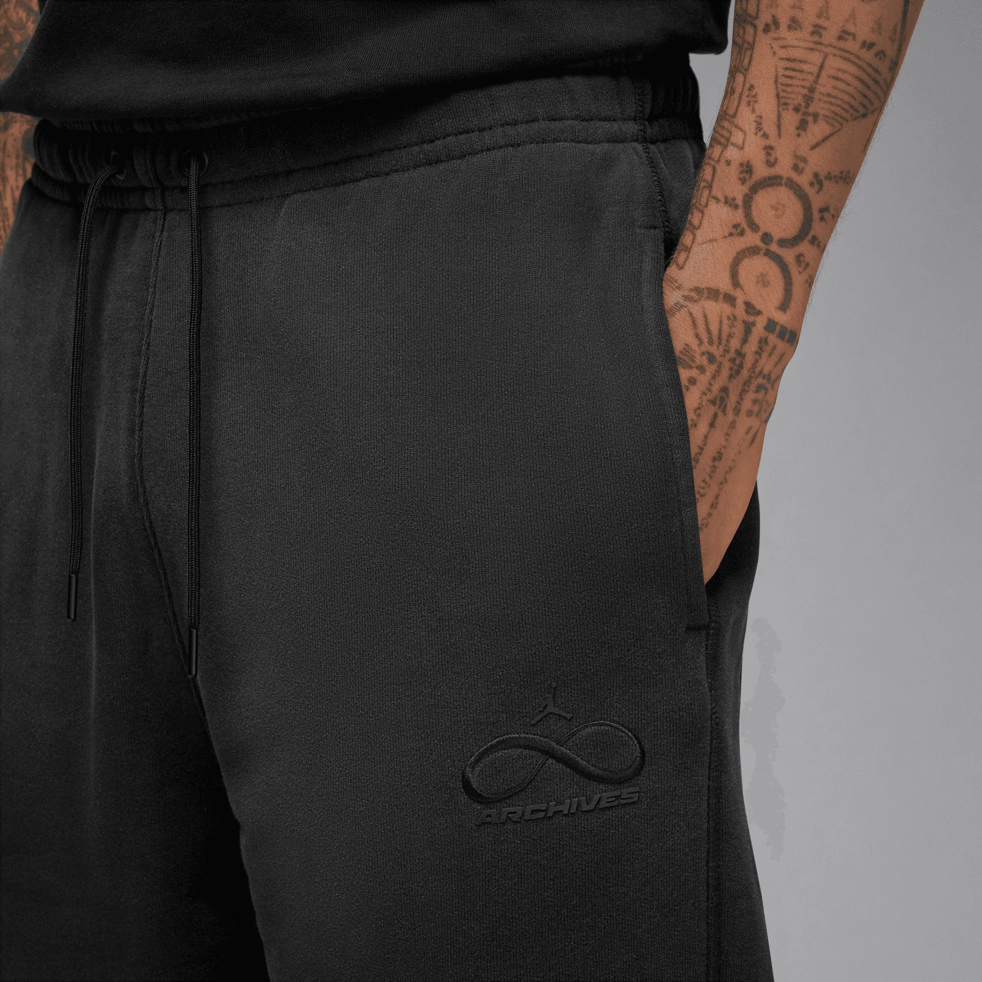 INFINITE ARCHIVES X JORDAN SWEATPANTS - BLACK - Image 4