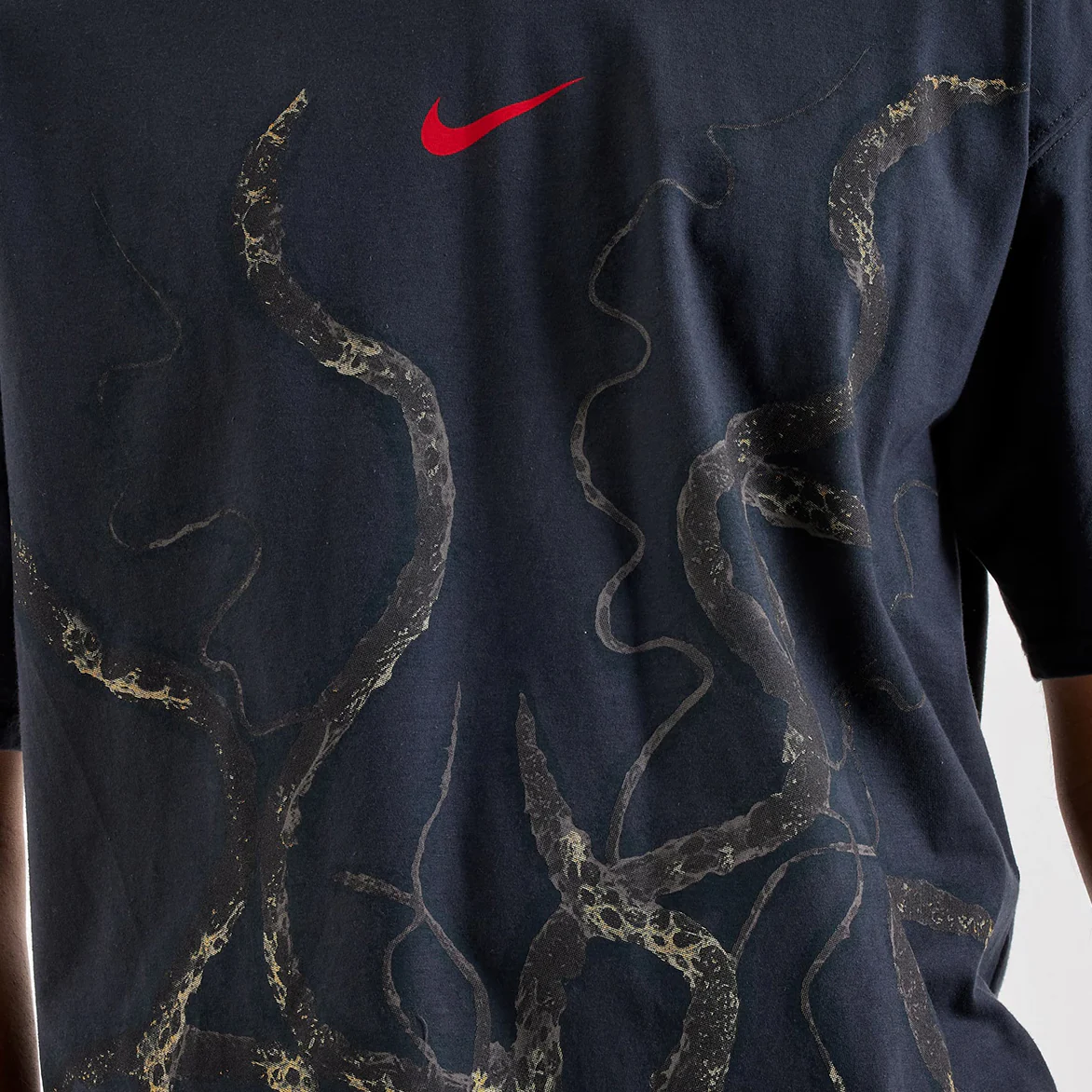 STRANGER THINGS X NIKE MAX90 TEE - OFF NOIR / UNIVERSITY RED - Image 2
