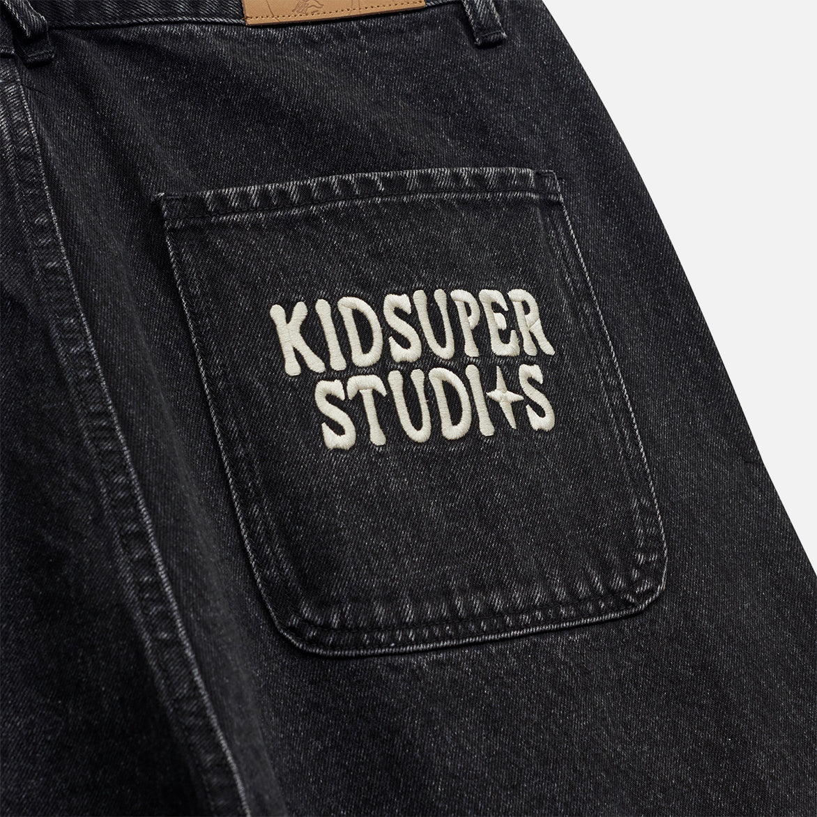 PATCHES DENIM SHORT - BLACK - Image 4